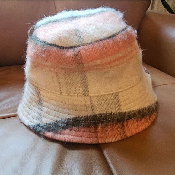 NWT Urban Outfitters winter bucket hat, peach ,off white and black - Picture 6 of 6